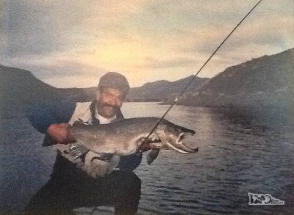 Pescador posa orgulhoso com a truta pescada em um dos rios da região de Junín de Los Andes, na Argentina